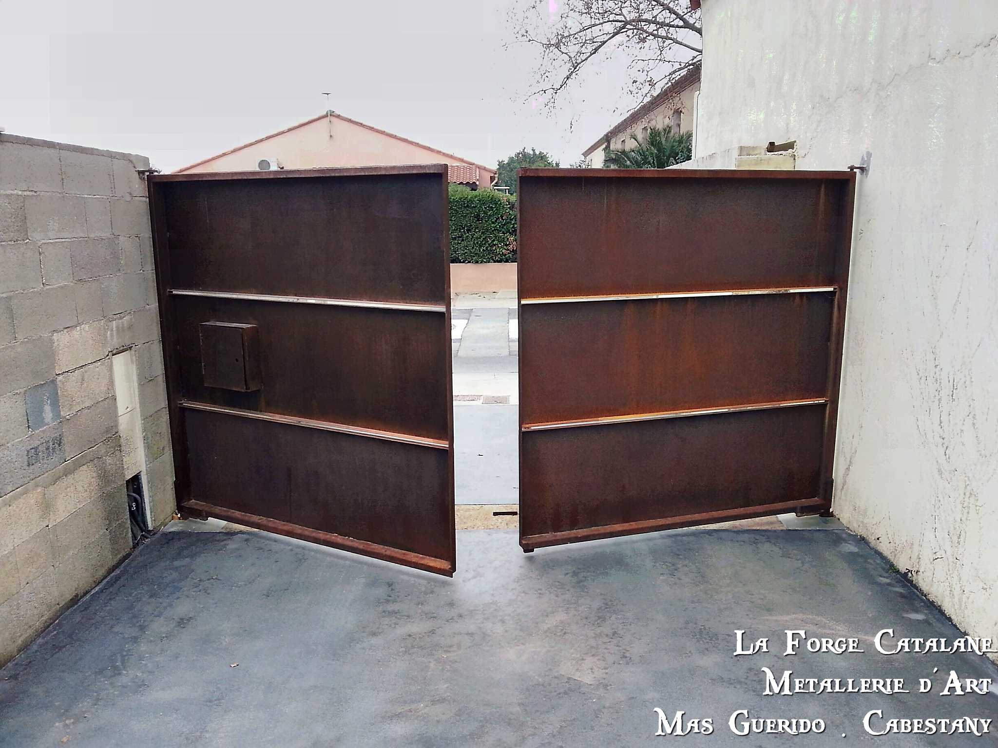 Portail effet caissonne tole simple face rouille boite aux lettres integree  forge catalane.jpg